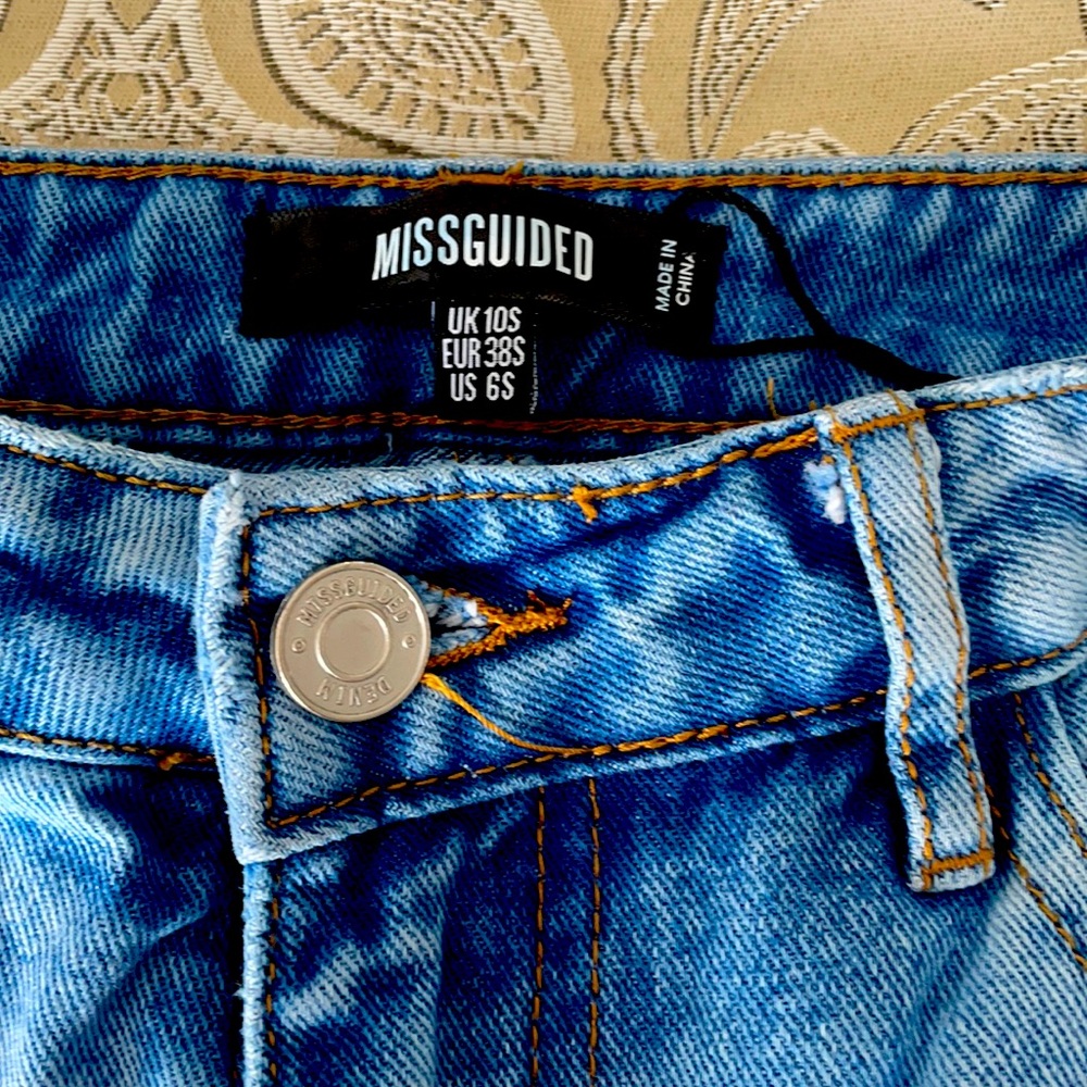 Size Us 6 misguided jeans. Distressed mom jeans. Worn once. Light washed.